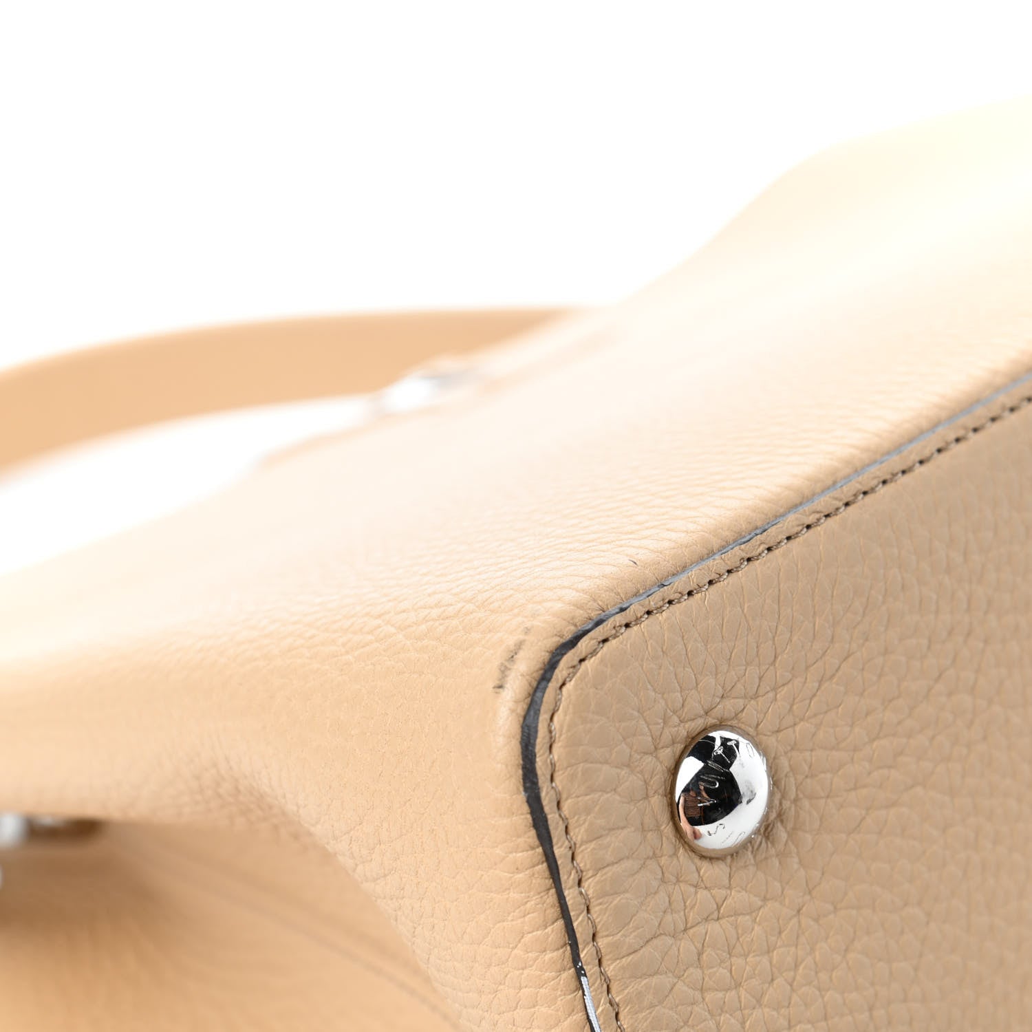Louis Vuitton Taurillon Capucines MM Dune 9 of 10
