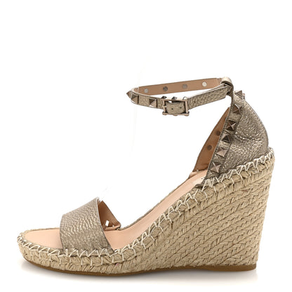 Valentino Garavani Metallic Grained Calfskin Rockstud Crisscross Ankle Strap Espadrille Wedge Sandals 39 Skin Natural 1 of 9