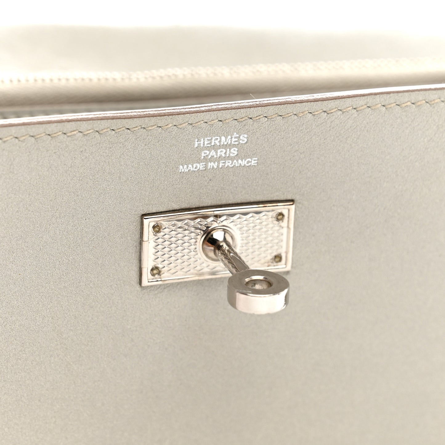 Box Guilloche Kelly Longue Wallet Gris Perle