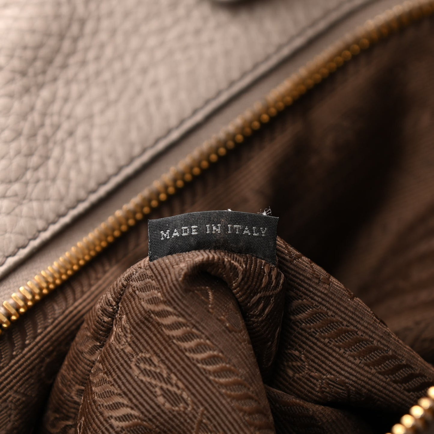 Vitello Daino Pocket Tote Argilla