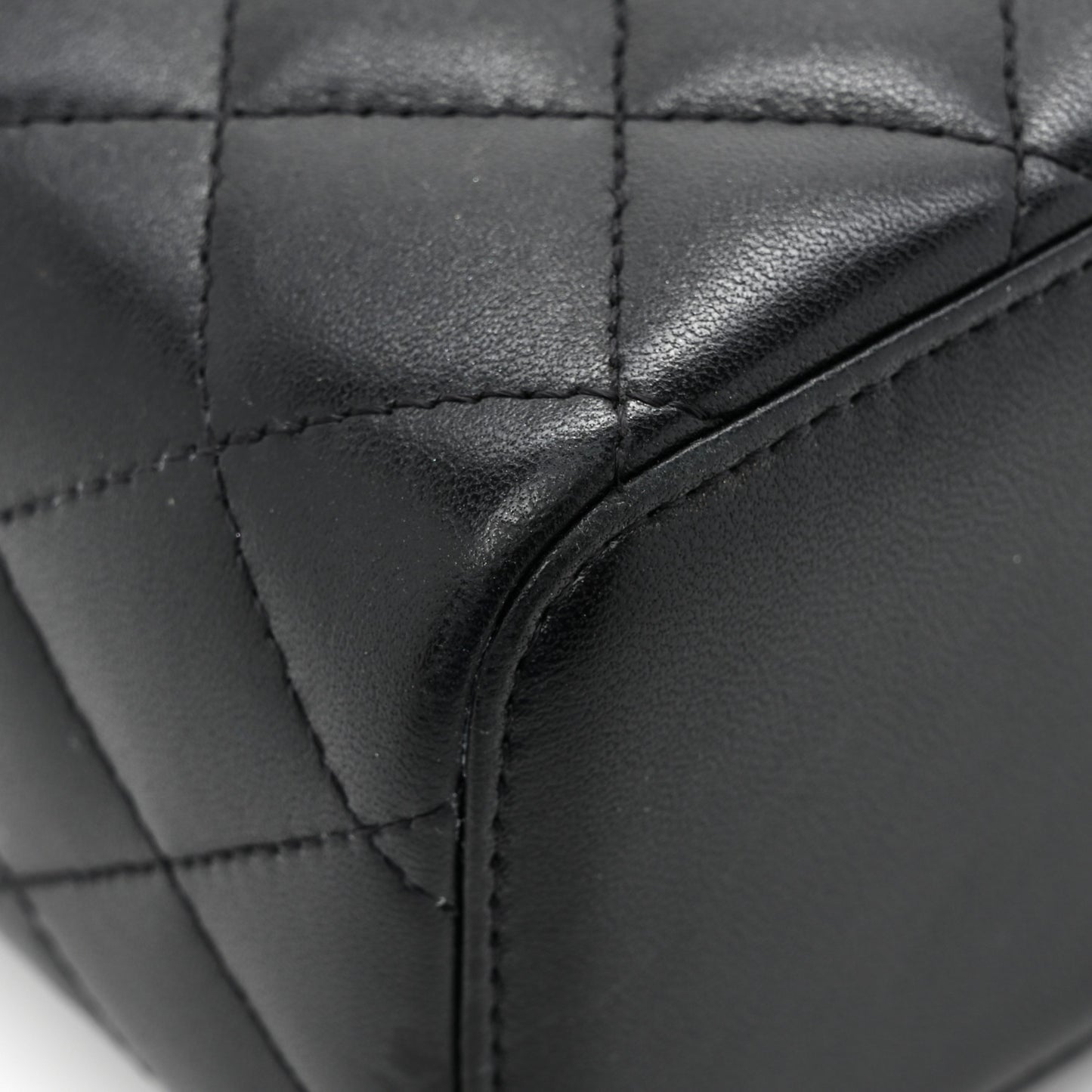 Lambskin Quilted Small Top Handle Vanity Case With Chain Black