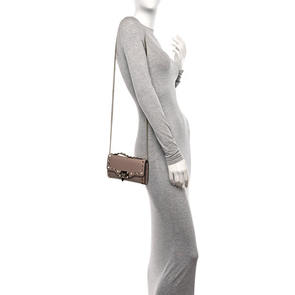 Valentino Garavani Pebbled Calfskin Rockstud Flip Lock Wallet On Chain Poudre 2 of 10