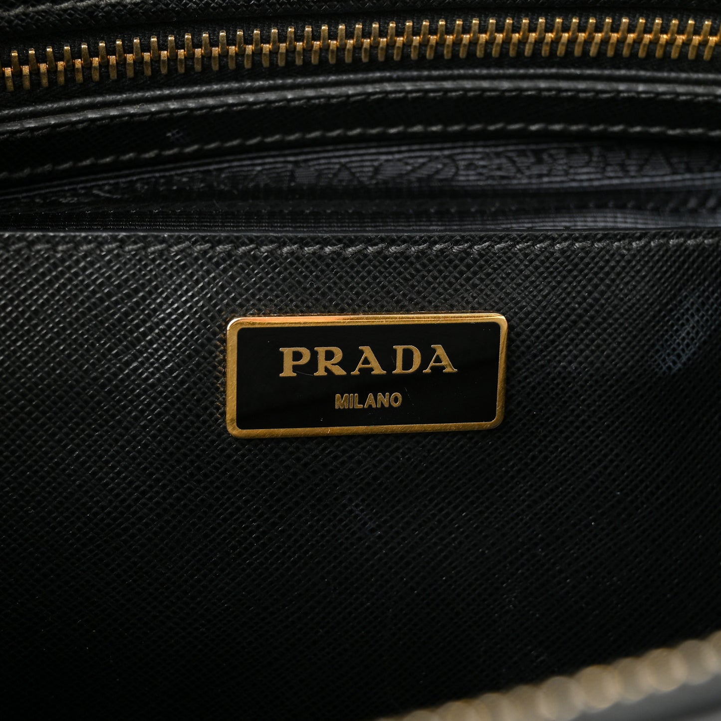 Saffiano Medium Galleria Double Zip Tote Black