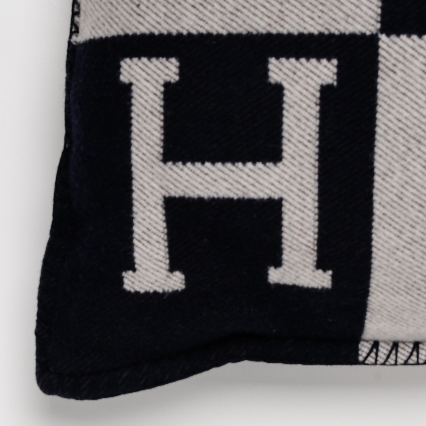 Wool Cashmere Avalon Pillow GM Ecru Gris Fonce