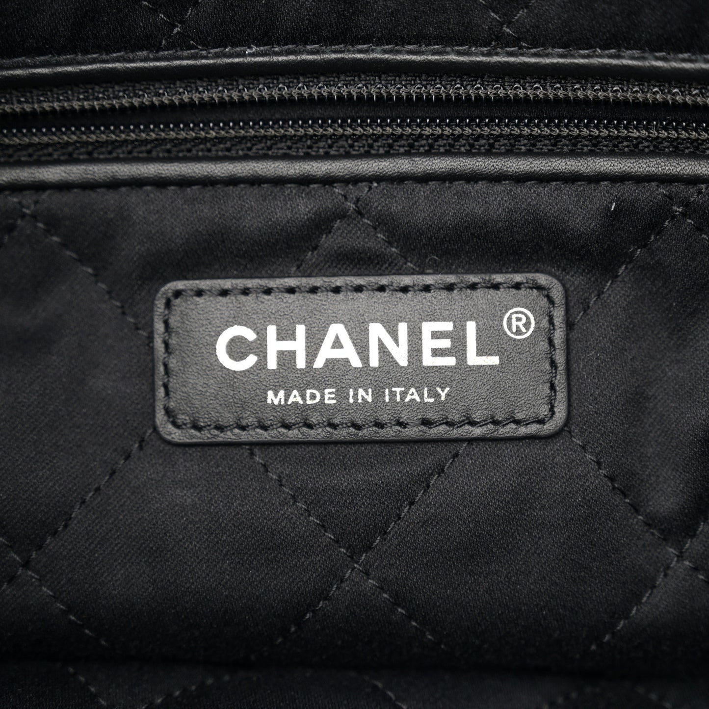 Cashmere Quilted Camellia Chanel 22 Black White