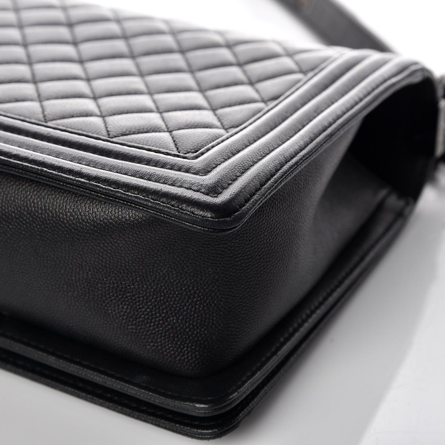 Caviar Quilted New Medium Boy Flap So Black