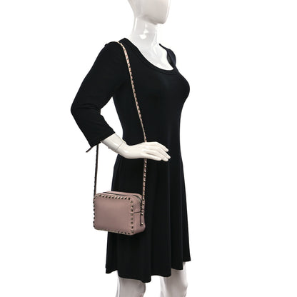 Valentino Garavani Pebbled Calfskin Rockstud Camera Crossbody Bag Poudre 2 of 11