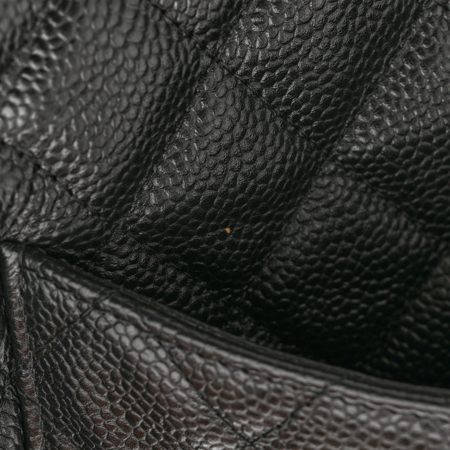 Caviar Quilted Medium Slide Pouch Black