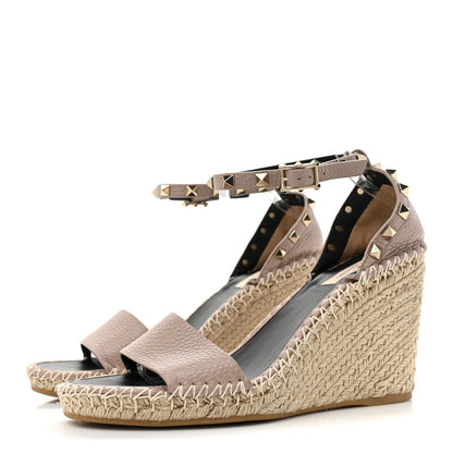 Valentino Garavani Grained Calfskin Rockstud Ankle Strap Espadrille 15/105mm Wedge Sandals 40 Poudre Natural 3 of 9