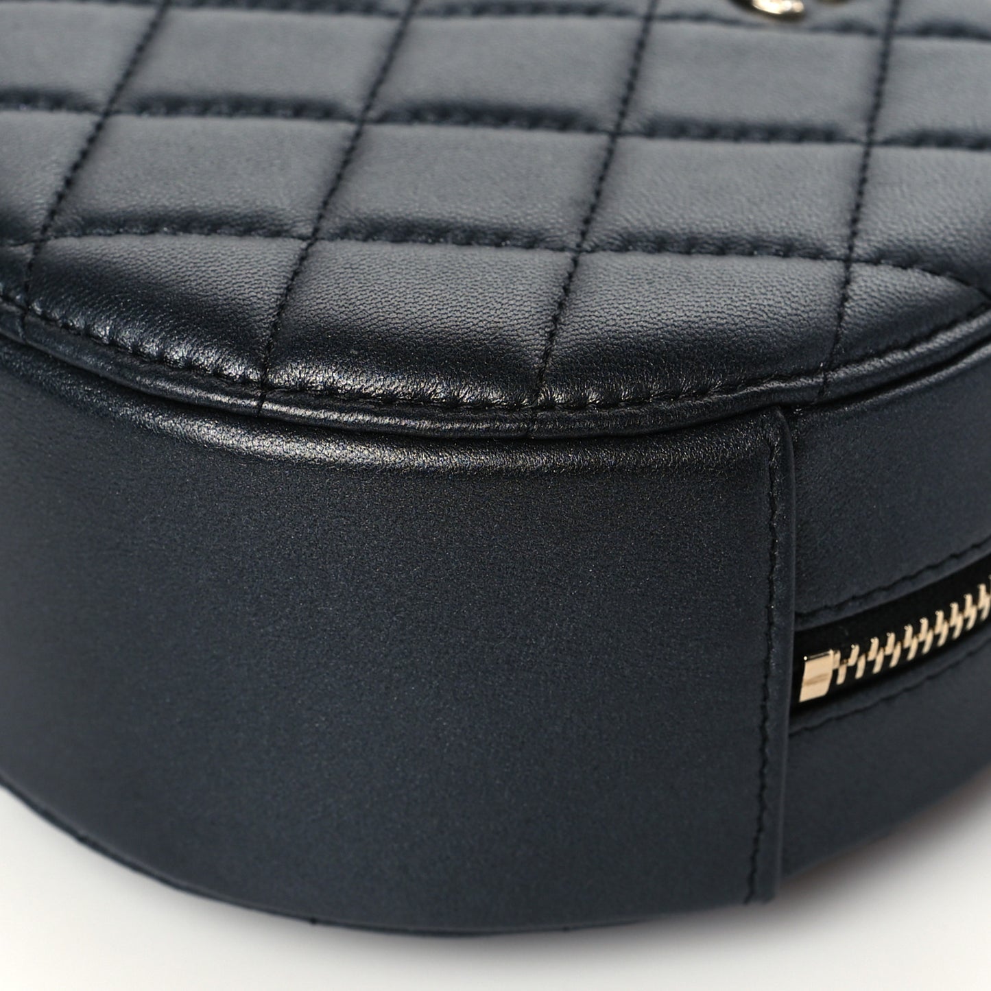 Iridescent Lambskin Quilted Pearl Round Clutch With Chain Black