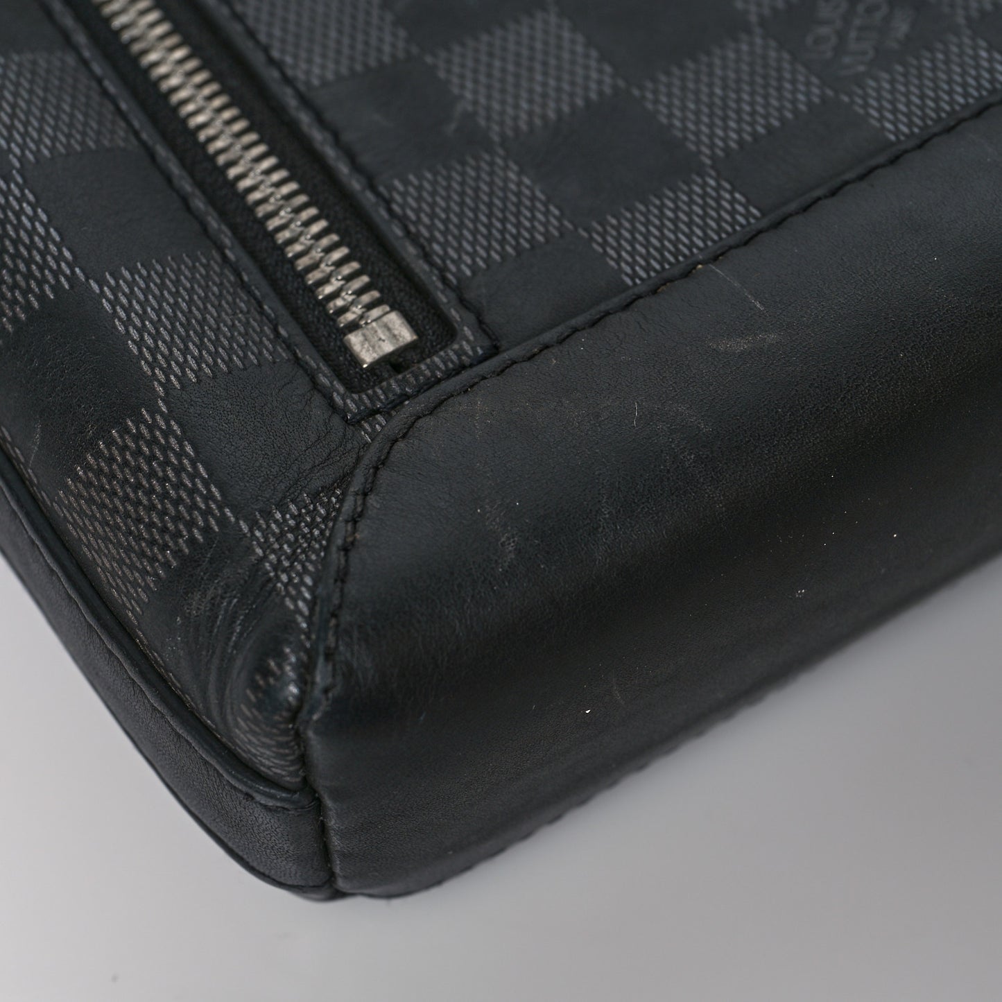 Damier Infini Discovery Messenger BB Onyx