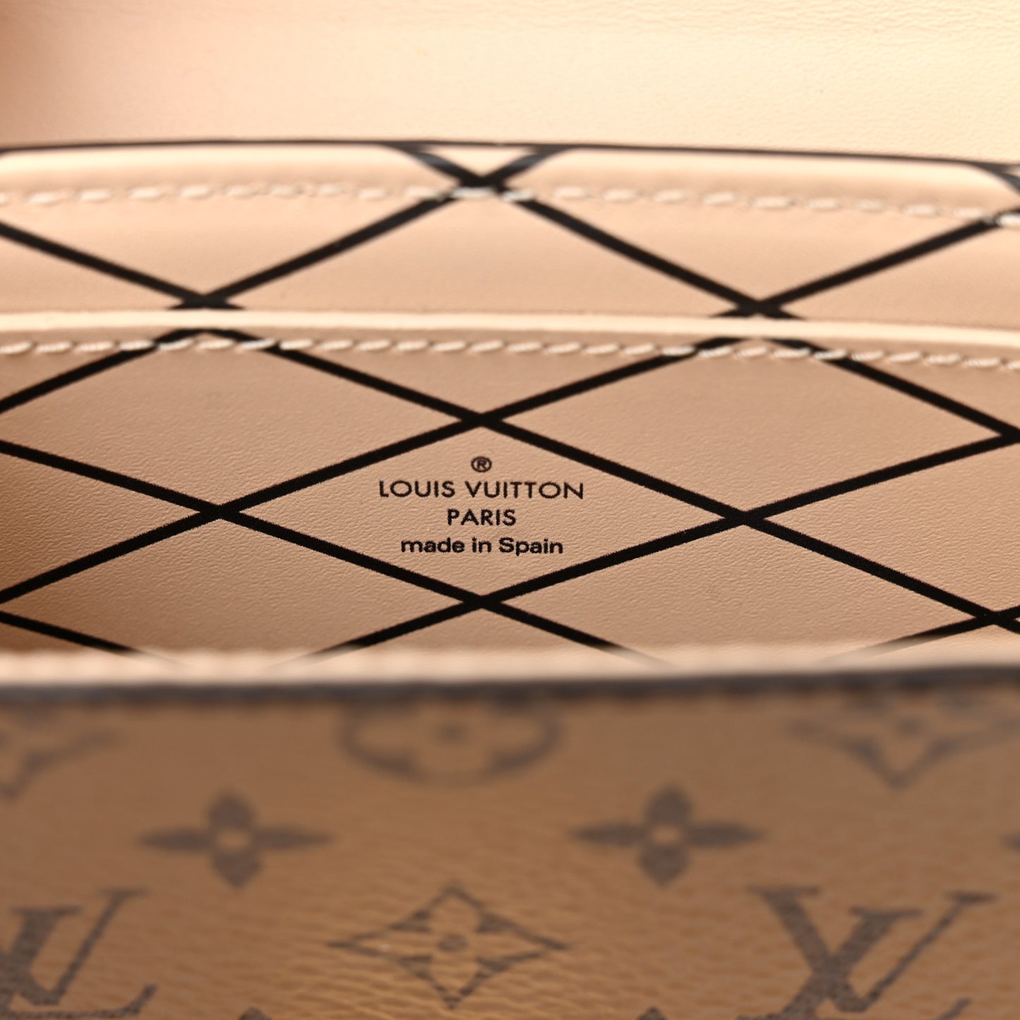 Reverse Monogram Pochette Trunk Verticale