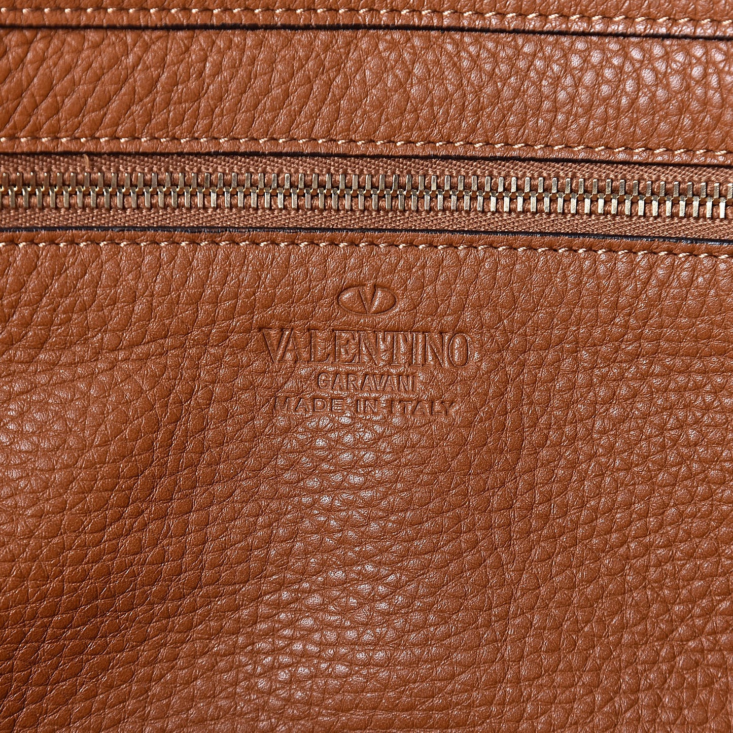 Pebbled Calfskin Medium Rockstud Tote Light Cuir
