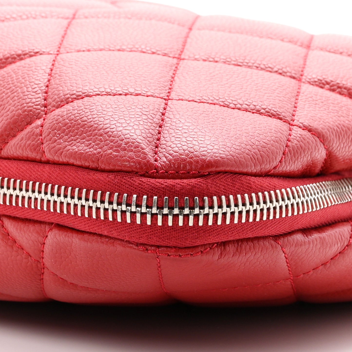 Caviar Quilted Expandable Zip Shoulder Bag Red