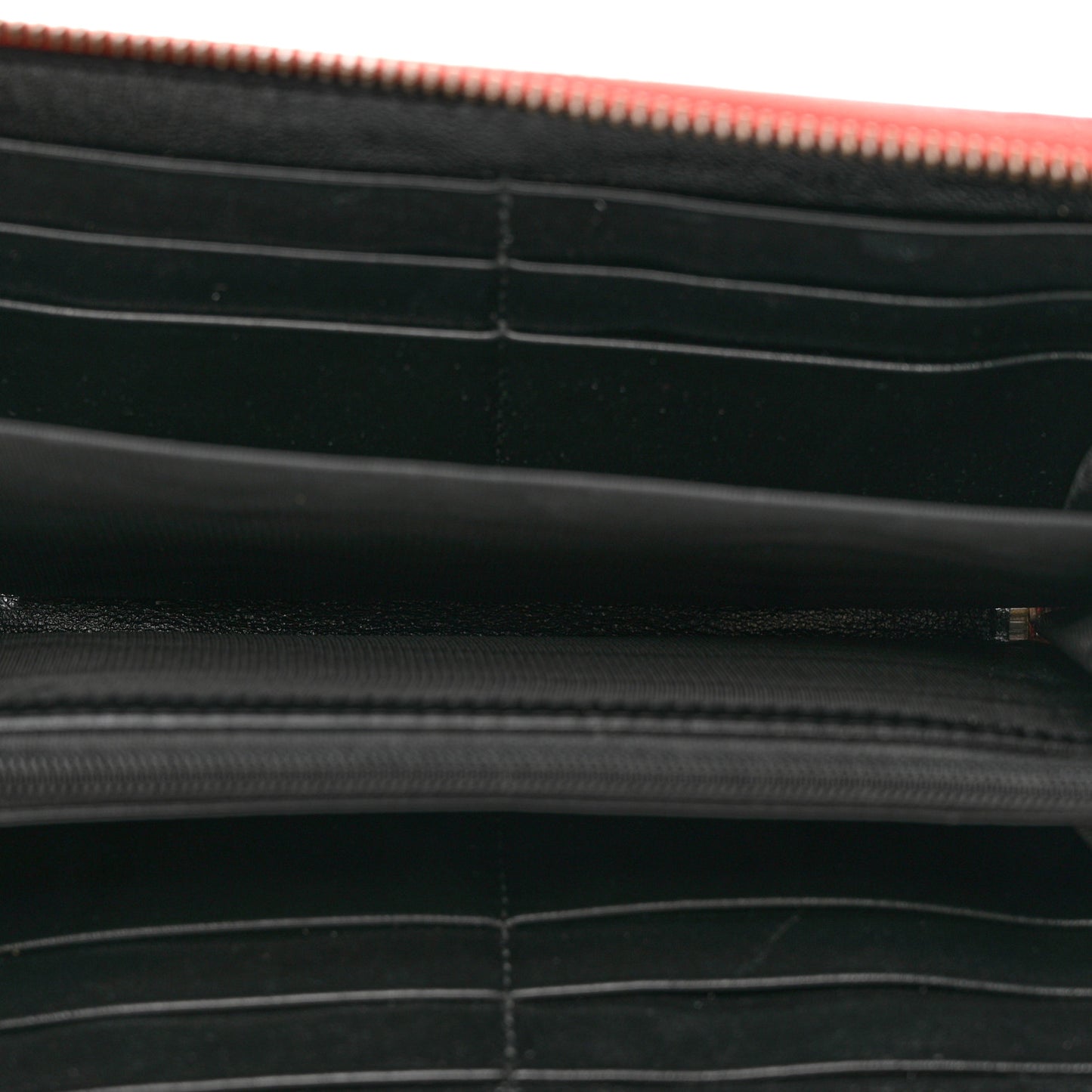 Vintage Effect Calfskin Matelasse Diagonal Torchon GG Marmont Zip Around Wallet Black Romantic Cherry