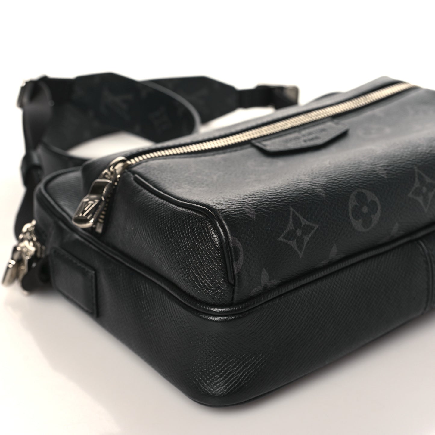 Taiga Monogram Eclipse Outdoor Messenger Black