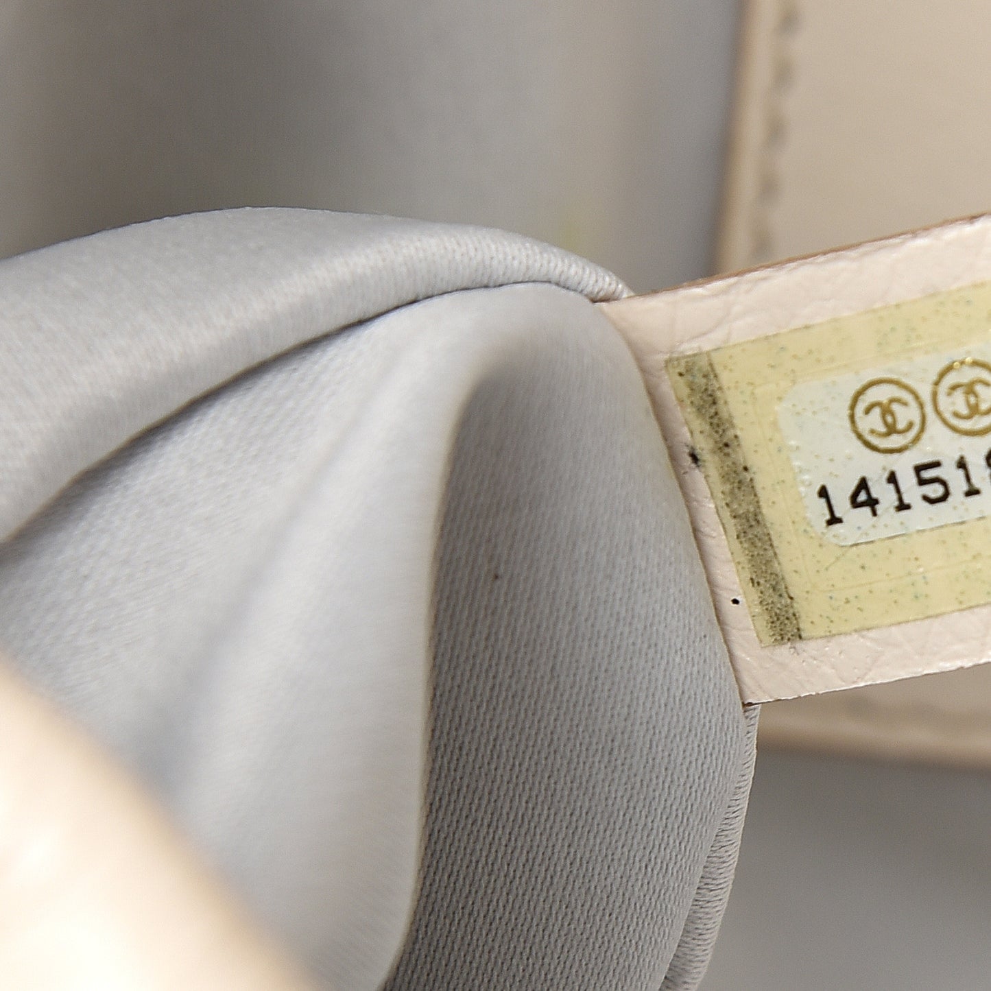 Glazed Calfskin Stitched On The Road Flap Ivory