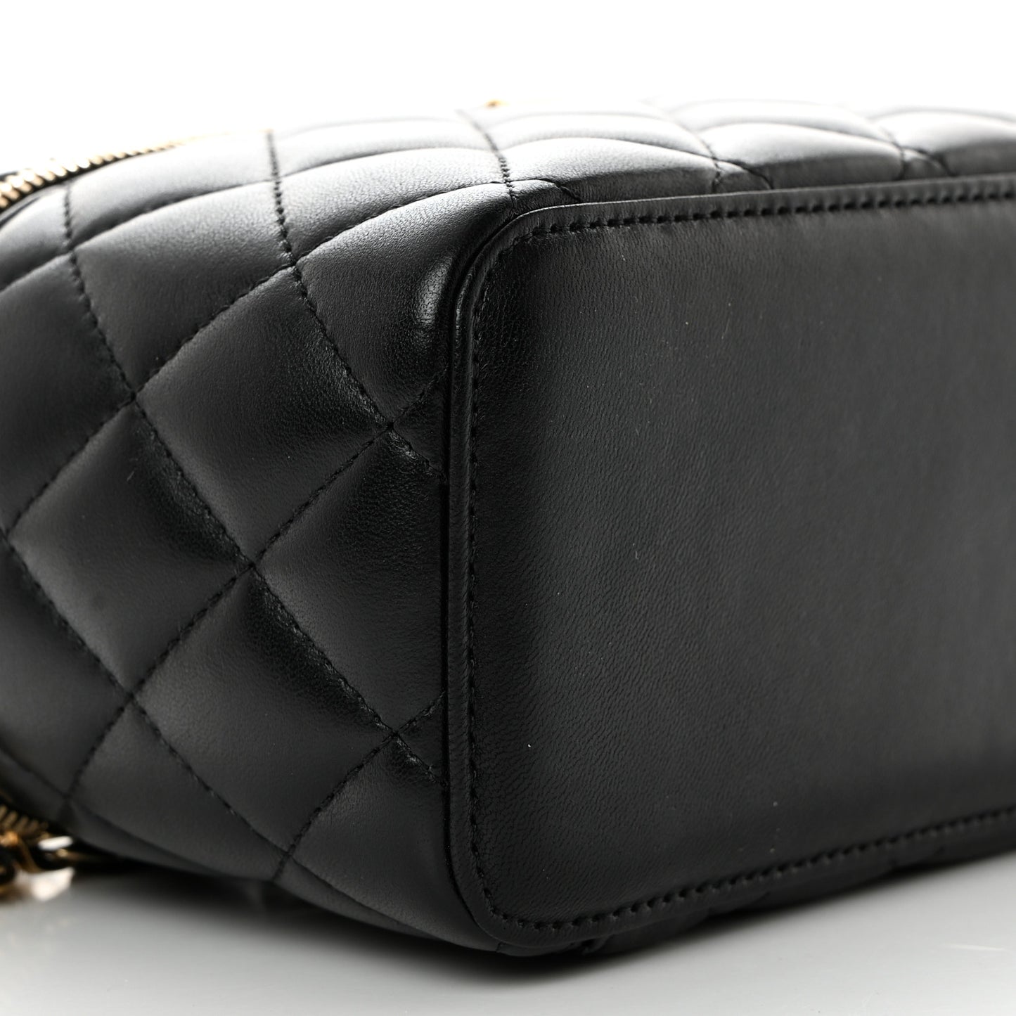 Lambskin Quilted Pearl Crush Small Vanity Case With Chain Black