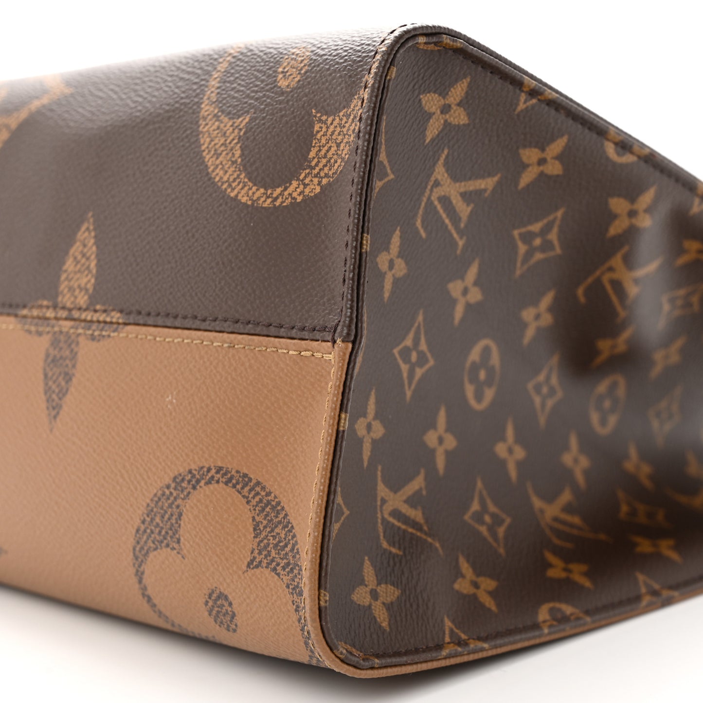 Reverse Monogram Giant Onthego MM
