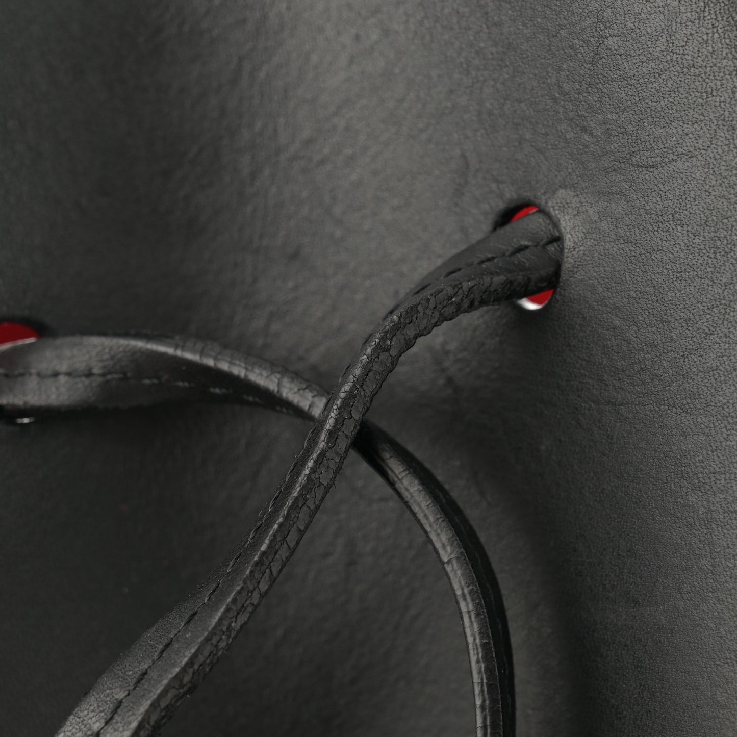 Vegetable Tanned Calfskin Bucket Bag Black Flamma