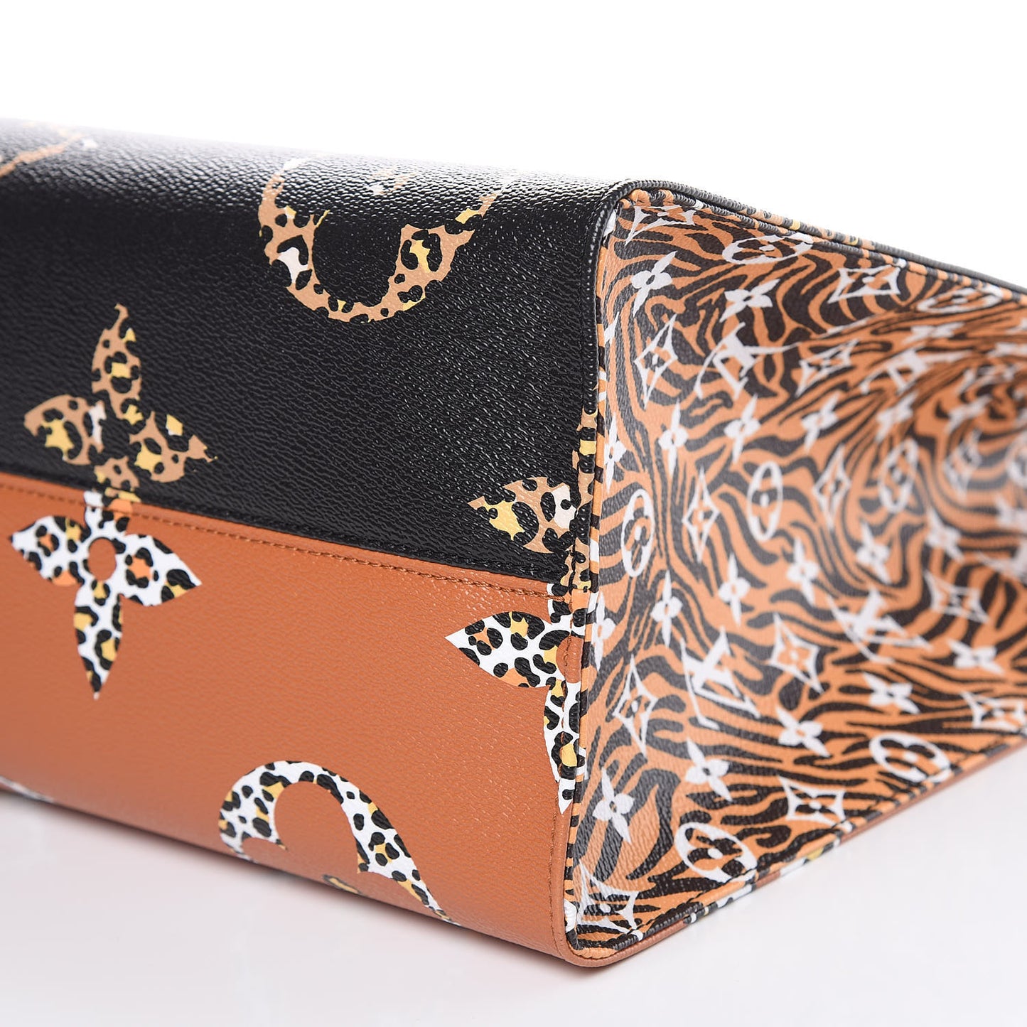 Monogram Giant Jungle Onthego GM Black