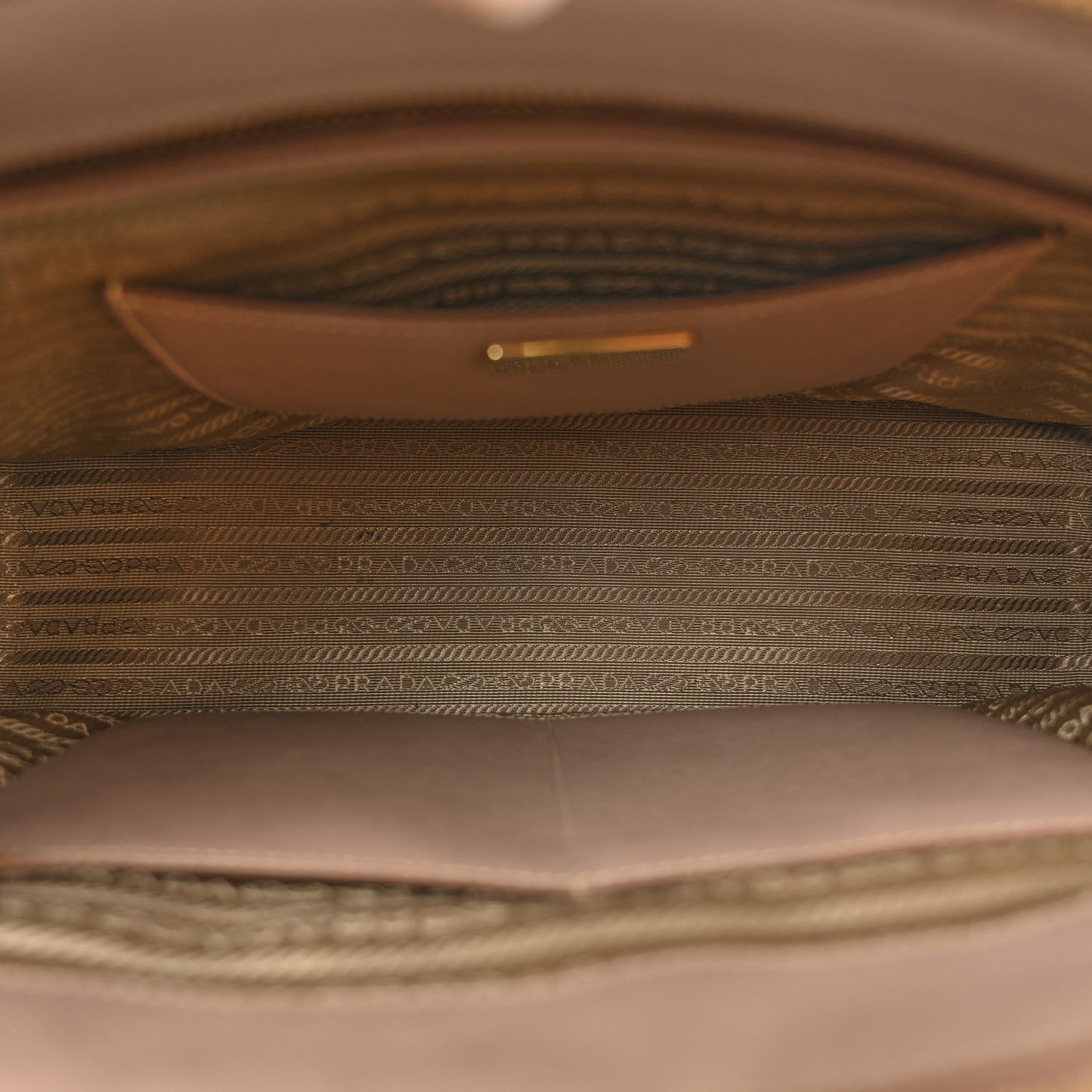 Saffiano Medium Galleria Double Zip Tote Cammeo