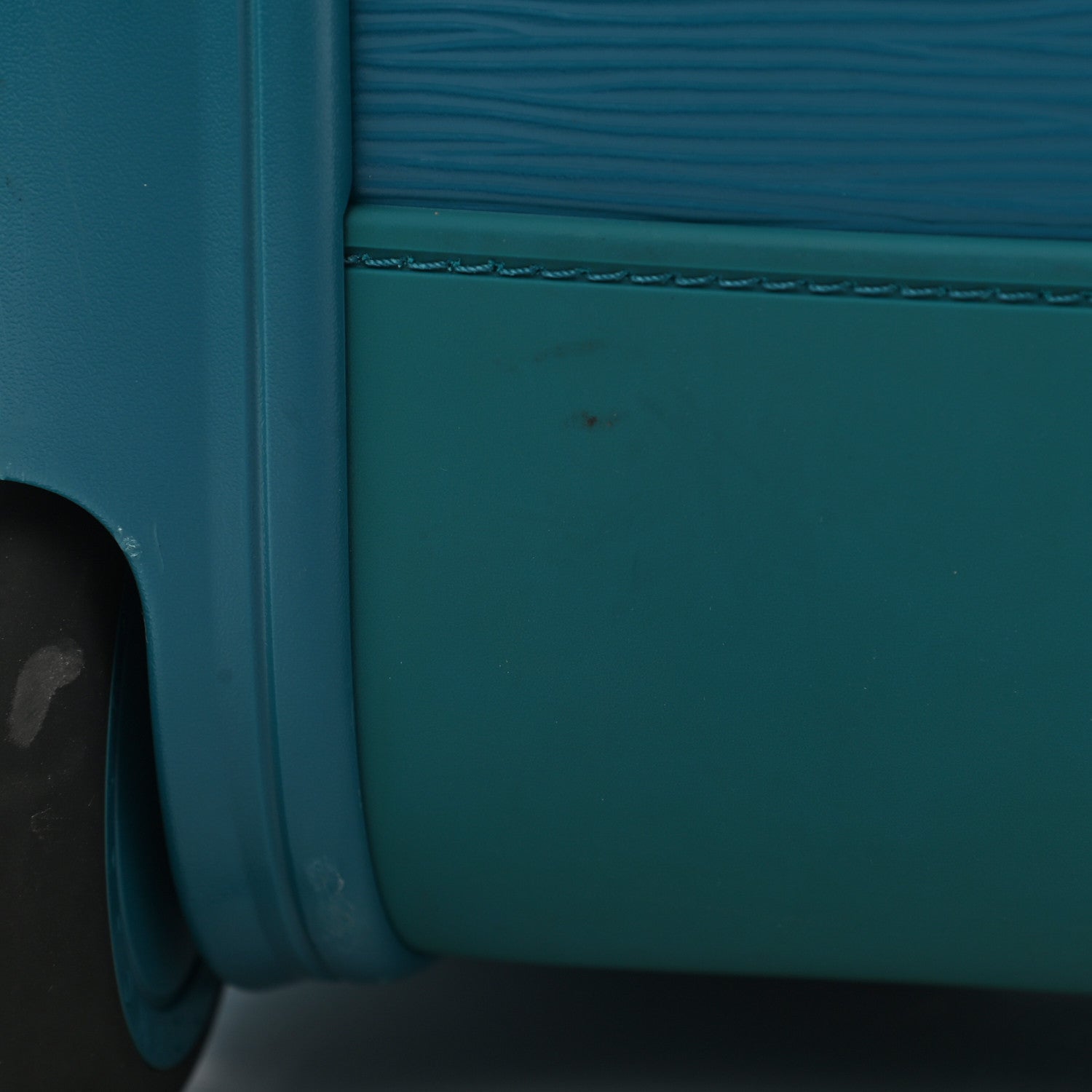 Louis Vuitton Epi Pegase 45 Cyan 24 of 29