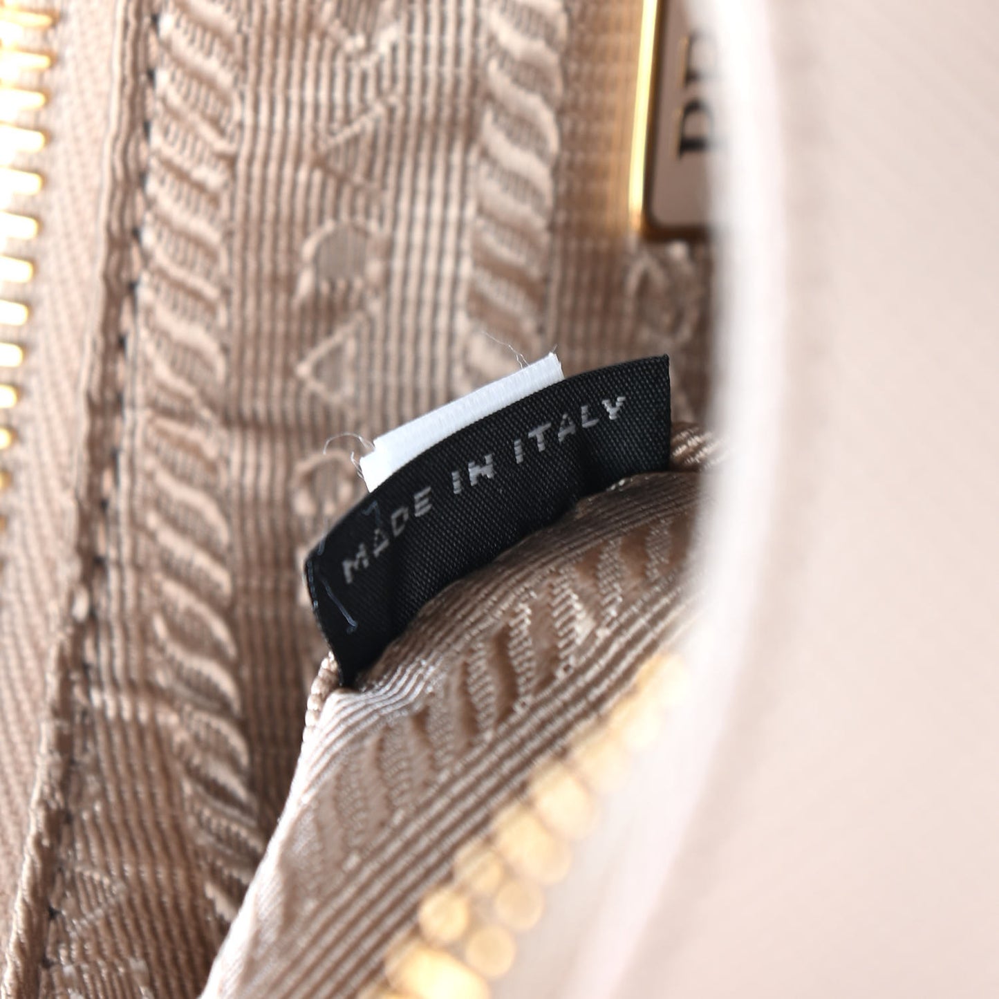 Saffiano Re-Edition 2005 Shoulder Bag Ninfea