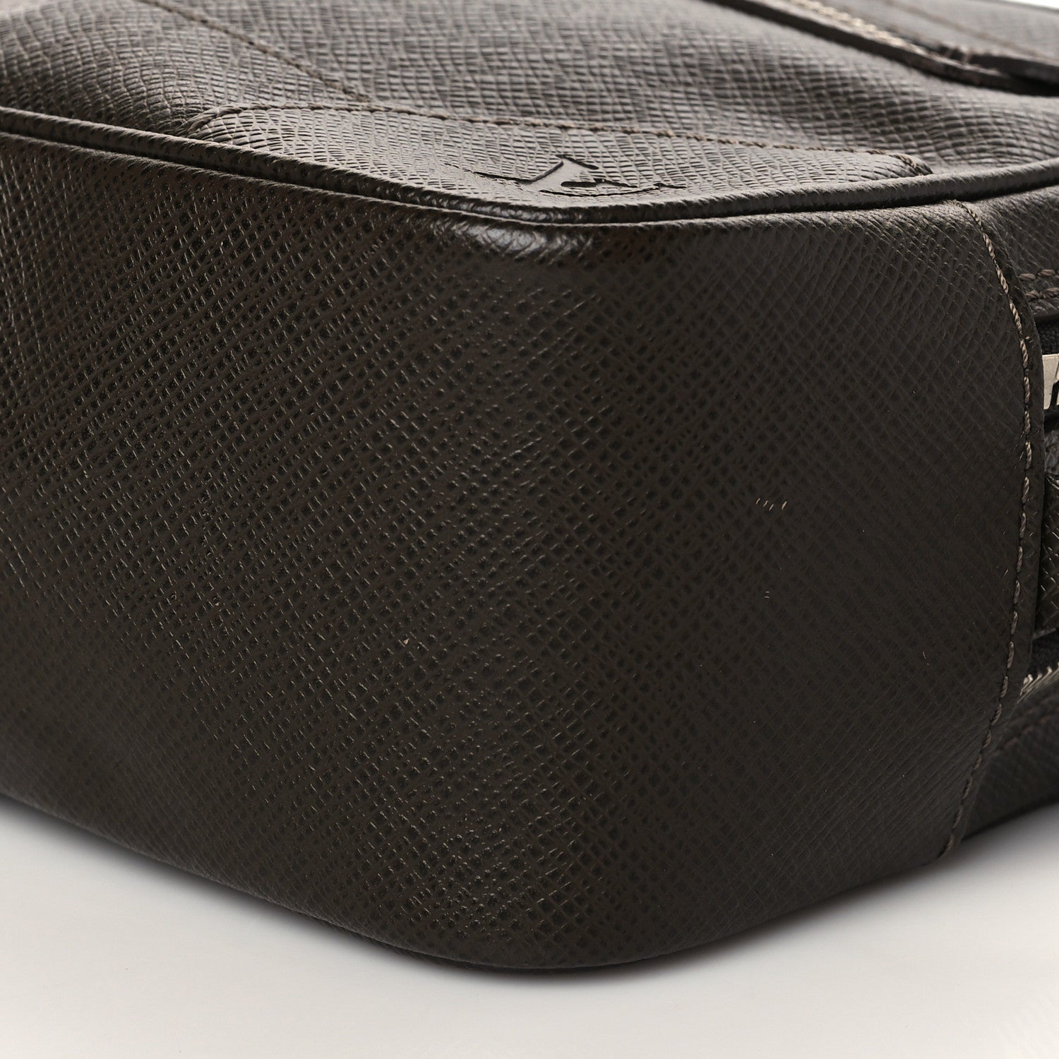 Louis Vuitton Taiga Pavel Grizzli 9 of 9