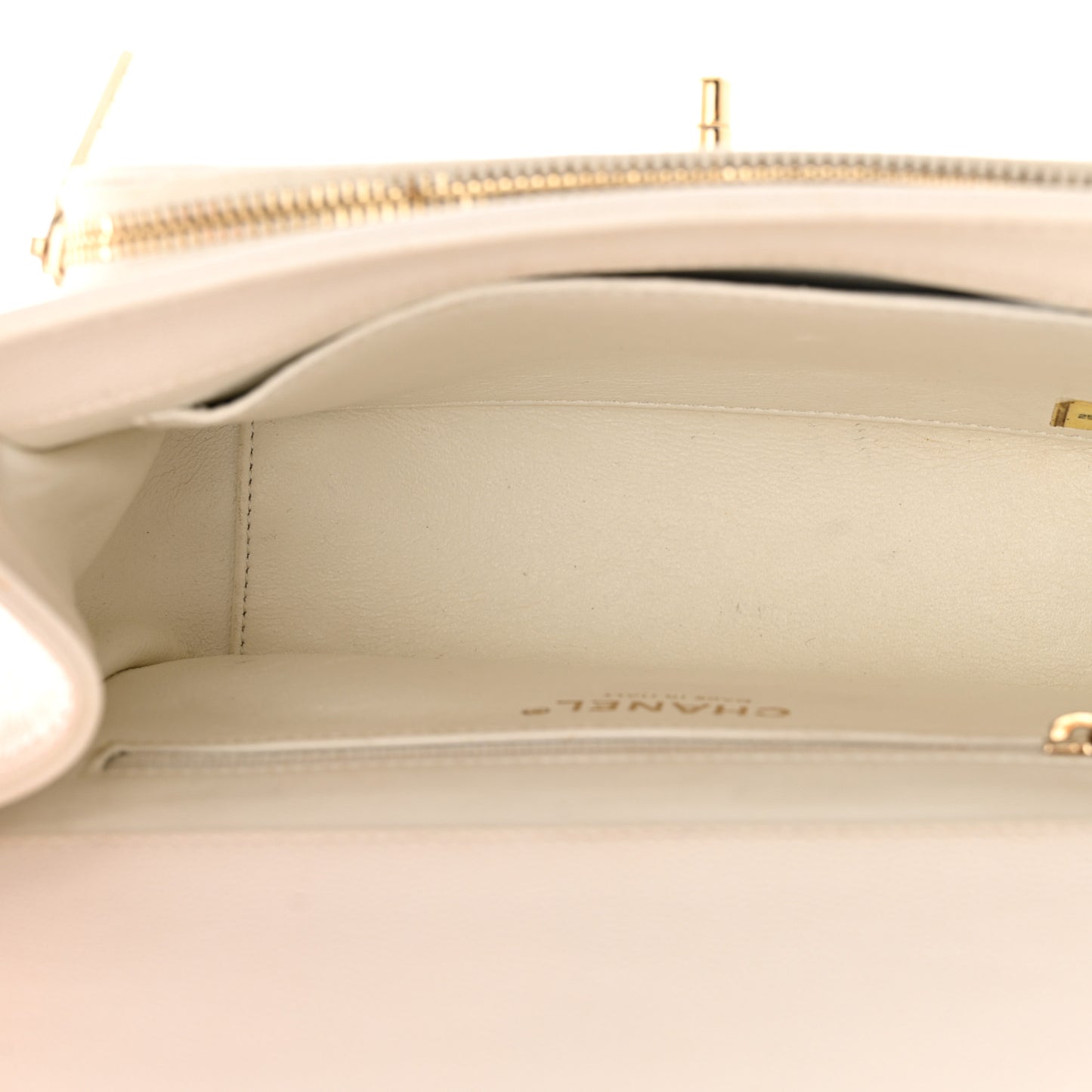 Caviar Quilted Medium Business Affinity Flap White