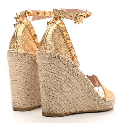 Valentino Garavani Metallic Pebbled Calfskin Rockstud Ankle Strap Espadrille 15/105mm Wedge Sandals 35 Antique Brass Natural 4 of 11