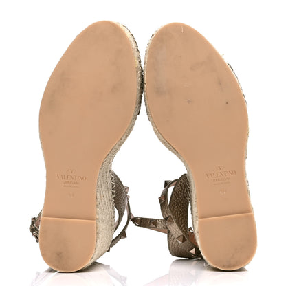 Valentino Garavani Metallic Grained Calfskin Rockstud Crisscross Ankle Strap Espadrille Wedge Sandals 40 Skin Natural 4 of 4
