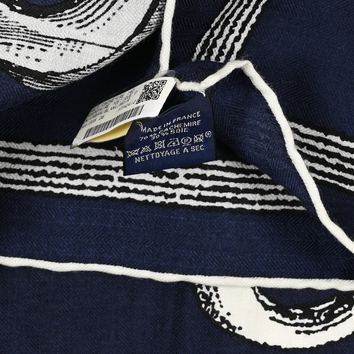 Cashmere Silk Inventaire Poetique Pour Un Conte Shawl 140  Caban White Black