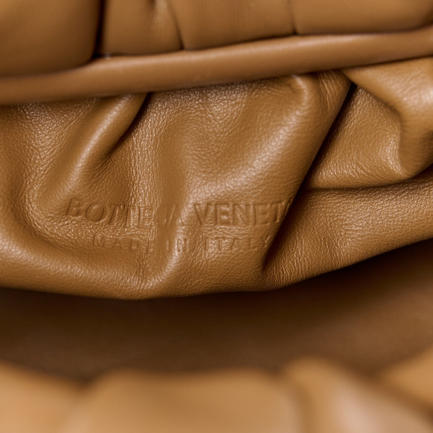 Smooth Butter Calfskin Small The Shoulder Pouch Cammello