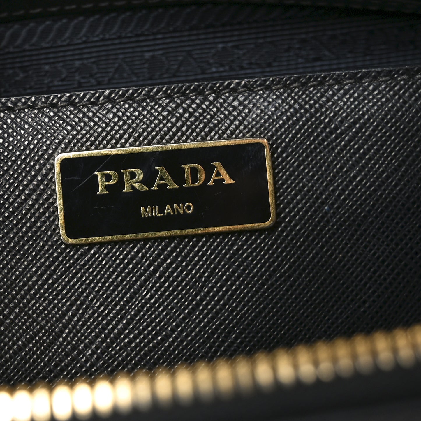 Saffiano Medium Galleria Double Zip Tote Black