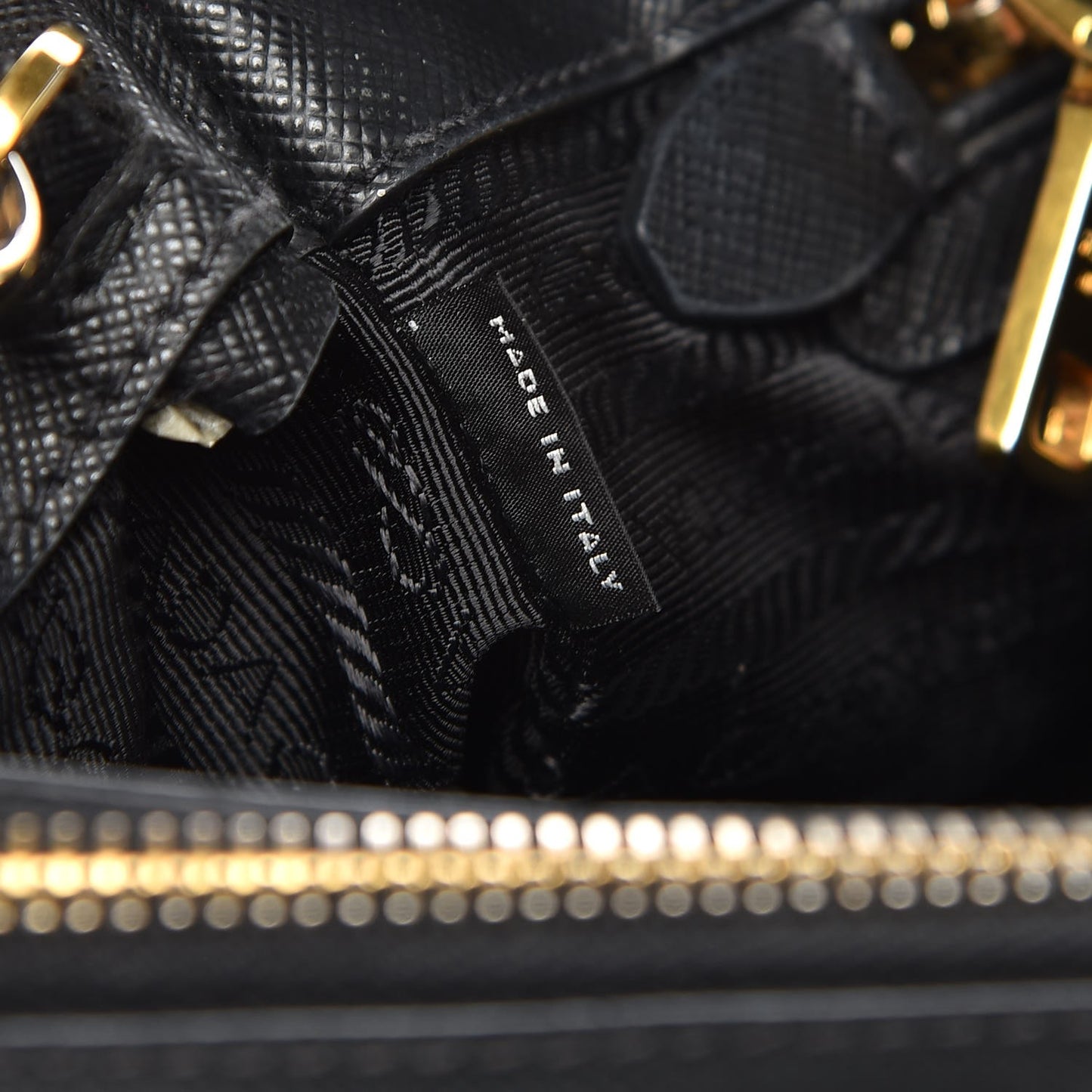 Saffiano Medium Galleria Double Zip Tote Black