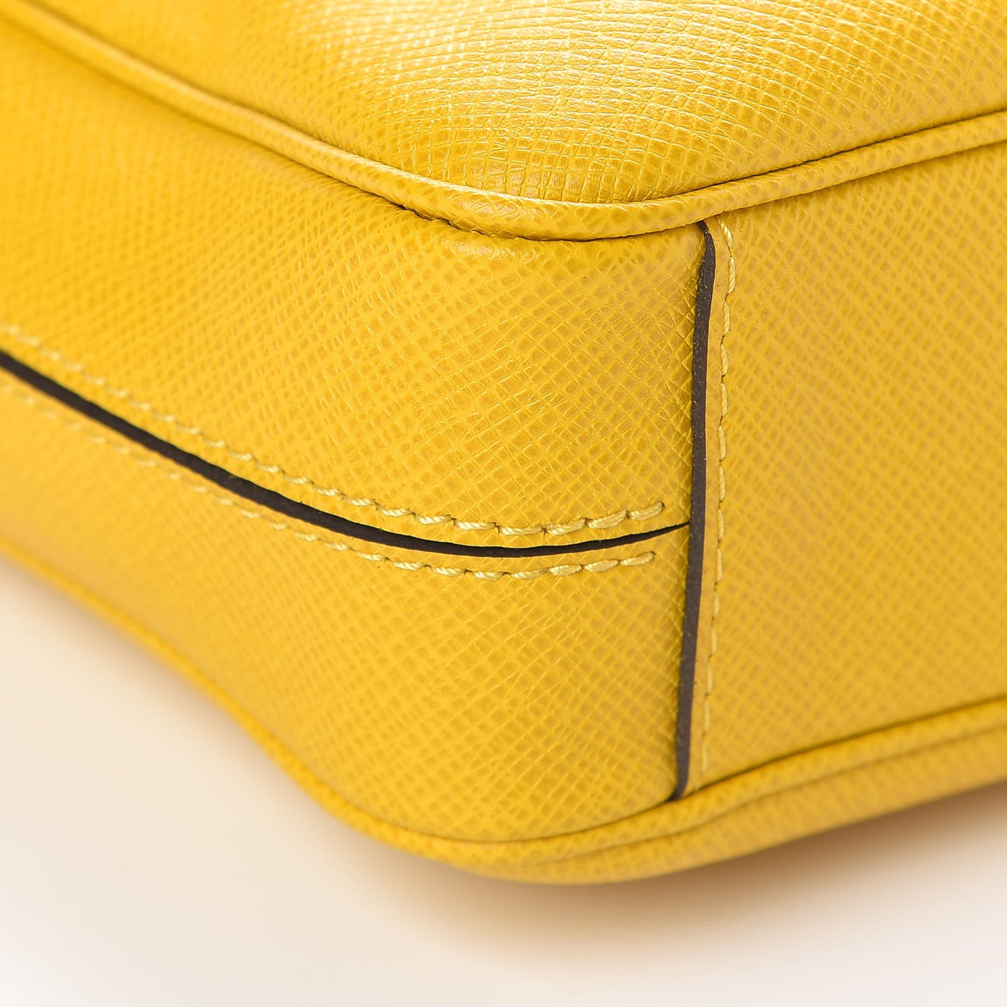 Taiga Porte Documents Voyage PM Yellow Altair