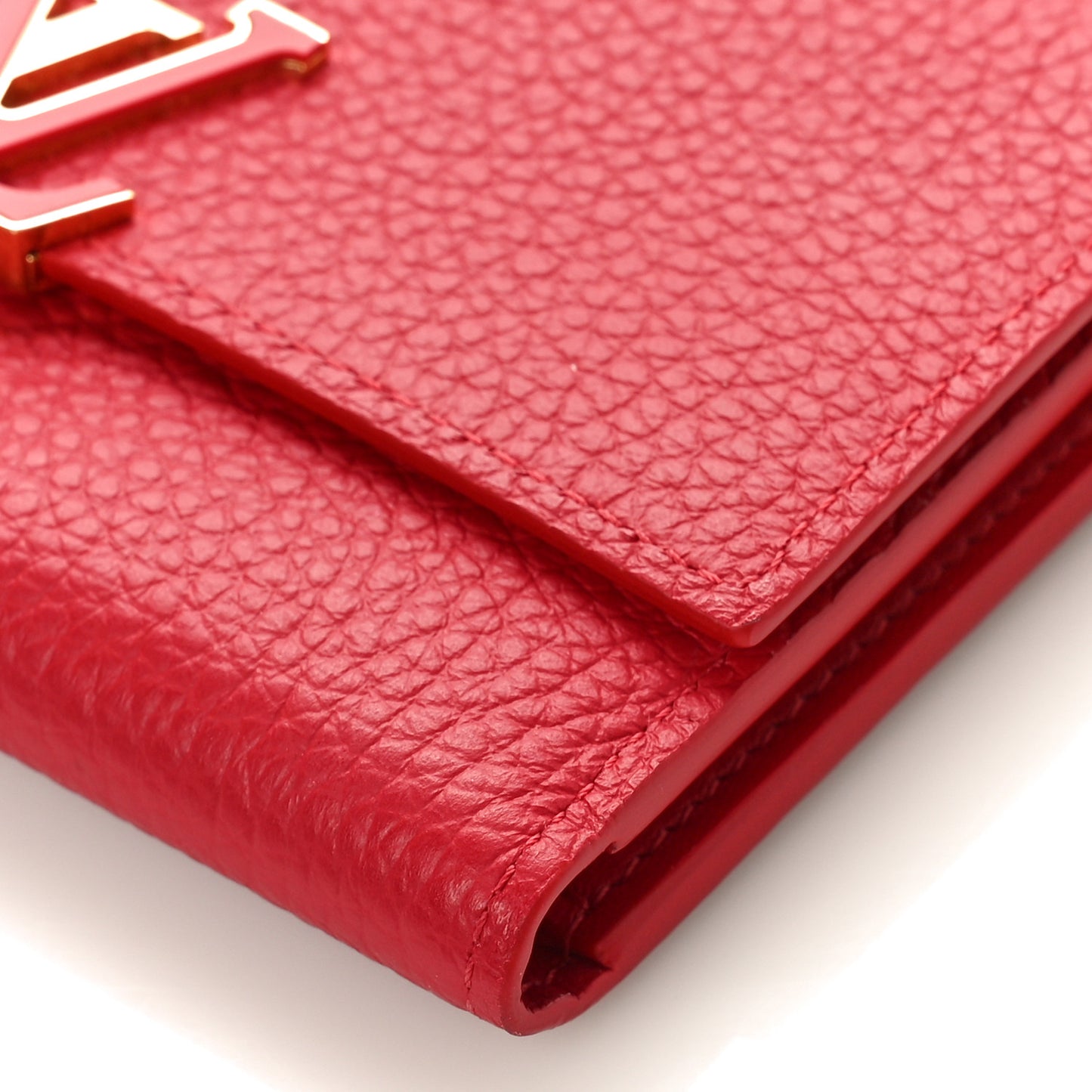 Taurillon Capucines Compact Wallet Rubis