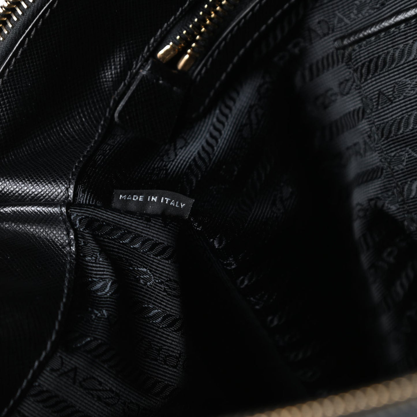 Saffiano Medium Galleria Double Zip Tote Black