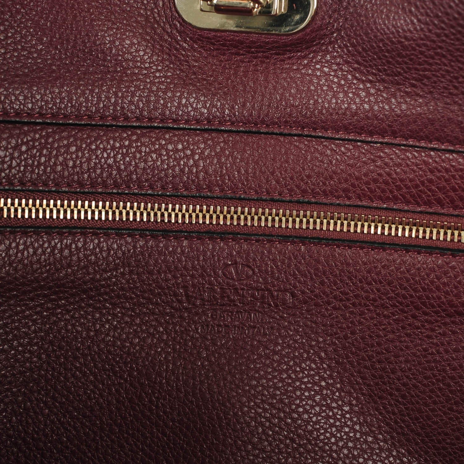 Valentino Garavani Pebbled Calfskin Medium Rockstud Tote Rubin 6 of 8