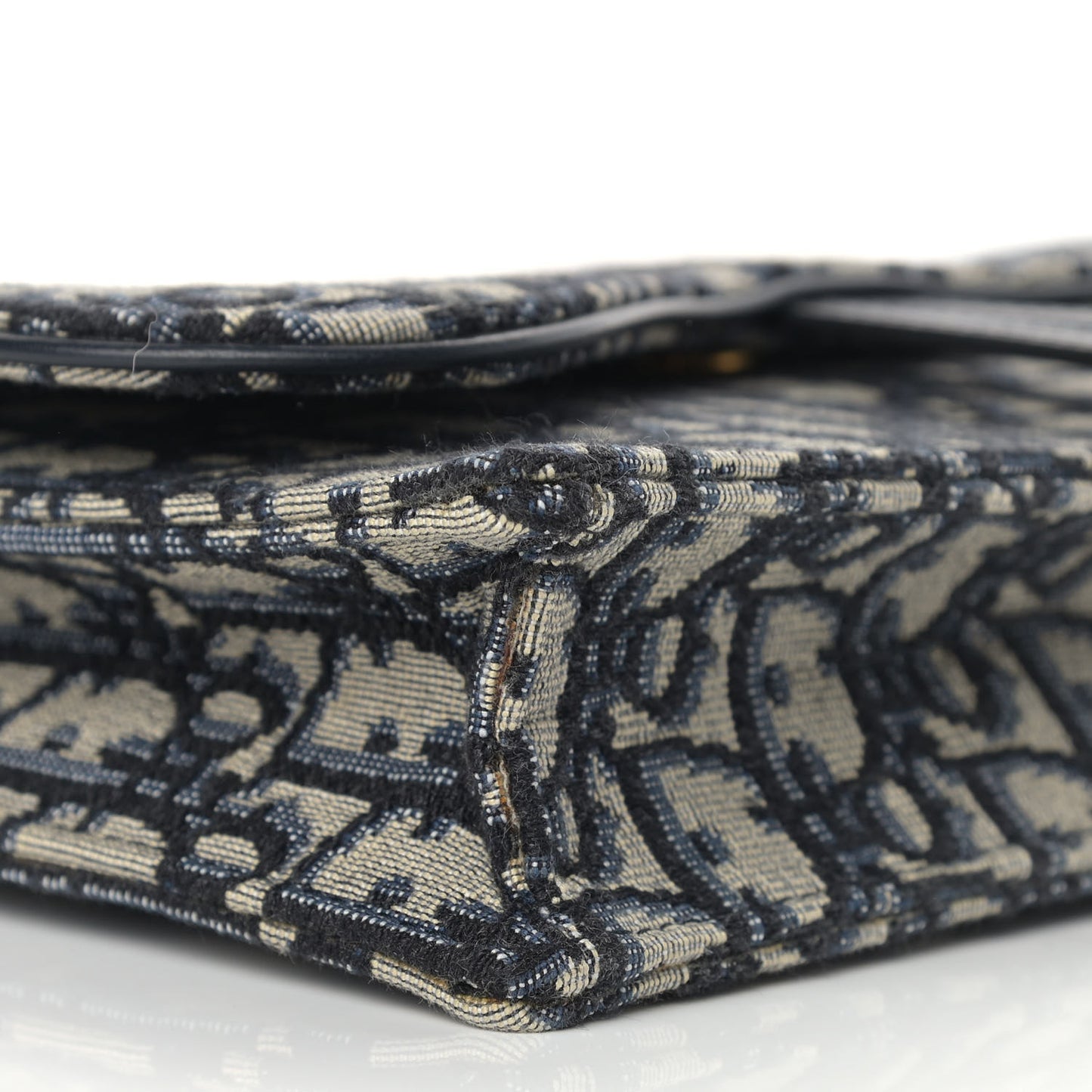 Oblique Saddle Chain Pouch Blue