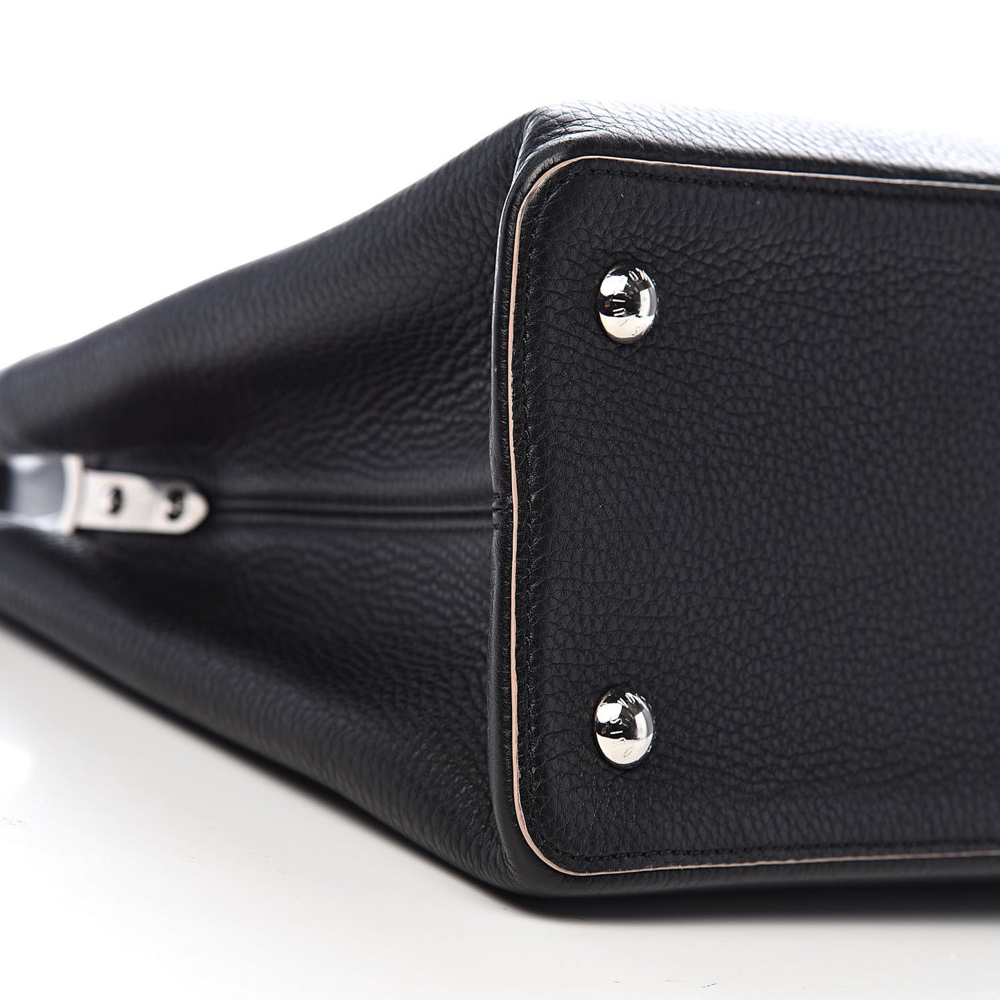 Taurillon Capucines MM Black Petale