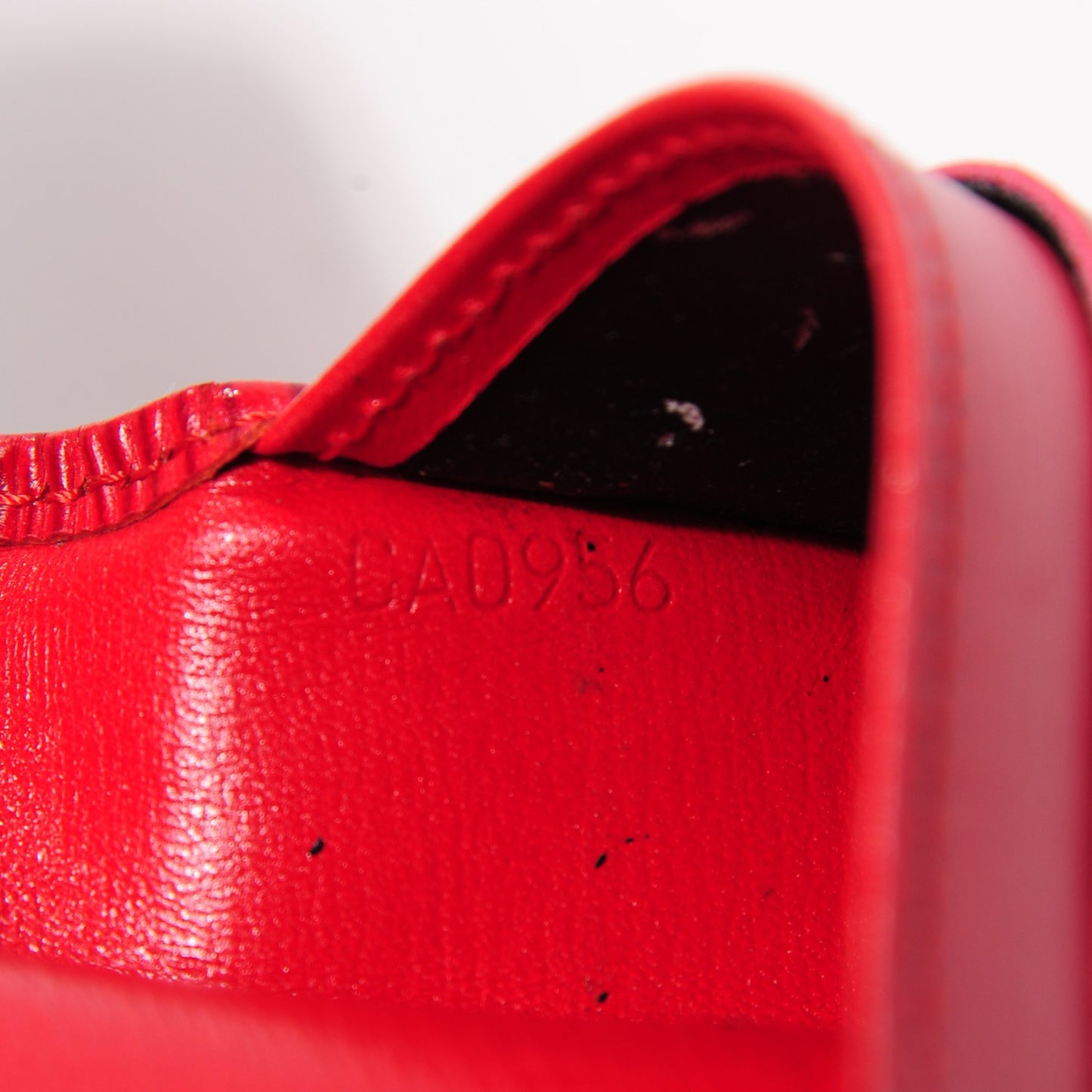 Epi Porte Tresor International Wallet Rouge