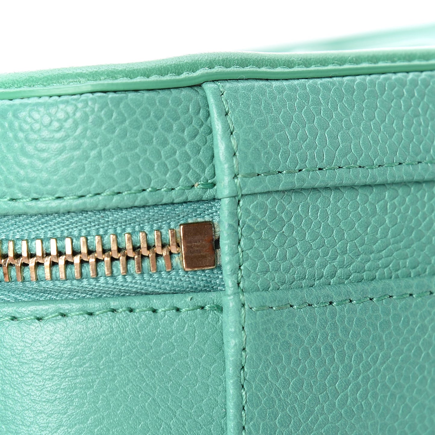Caviar Quilted Medium CC Filigree Vanity Case Green