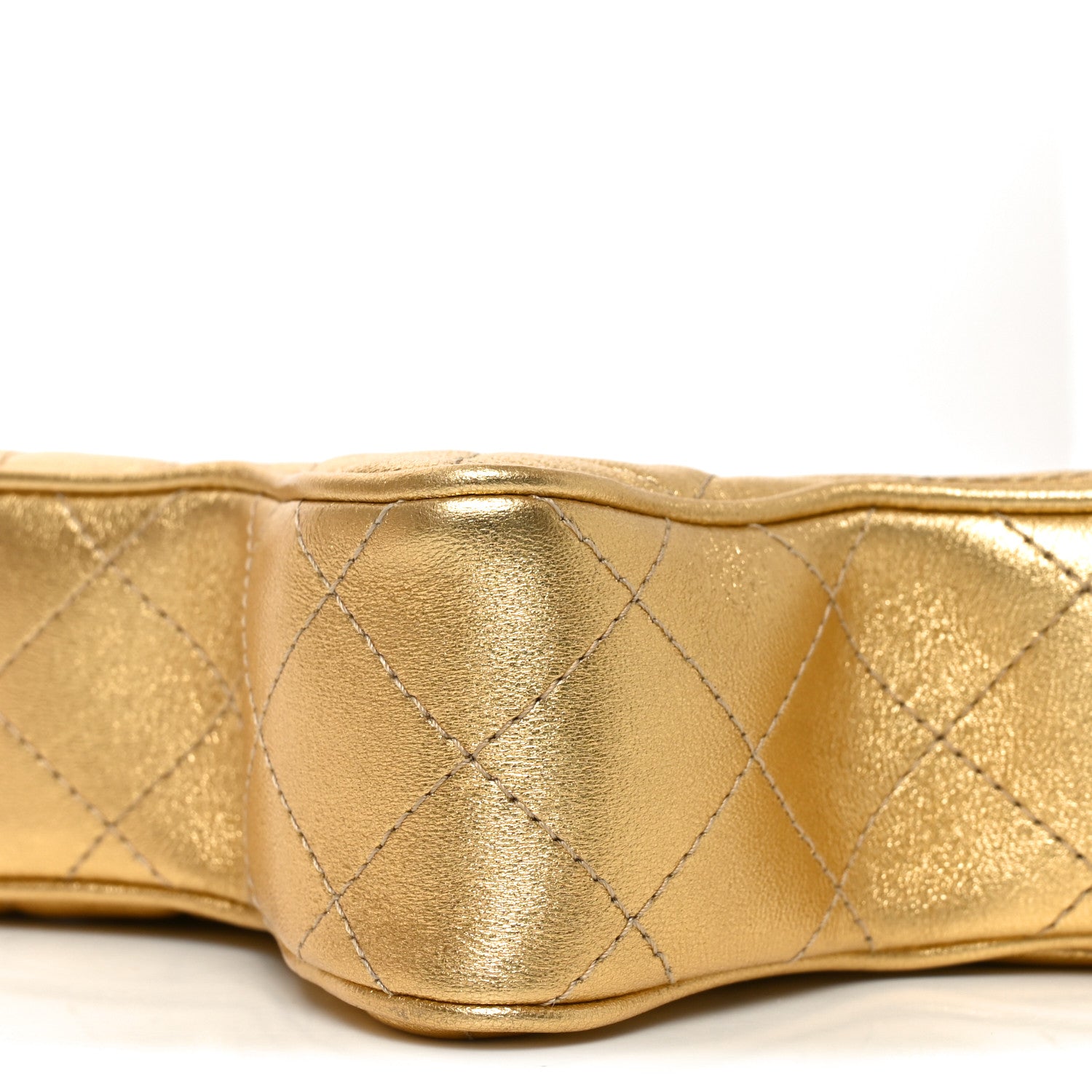 CHANEL ゴールド サテン キルティング パーティーバッグ chanel-gold-quilted-lambskin-