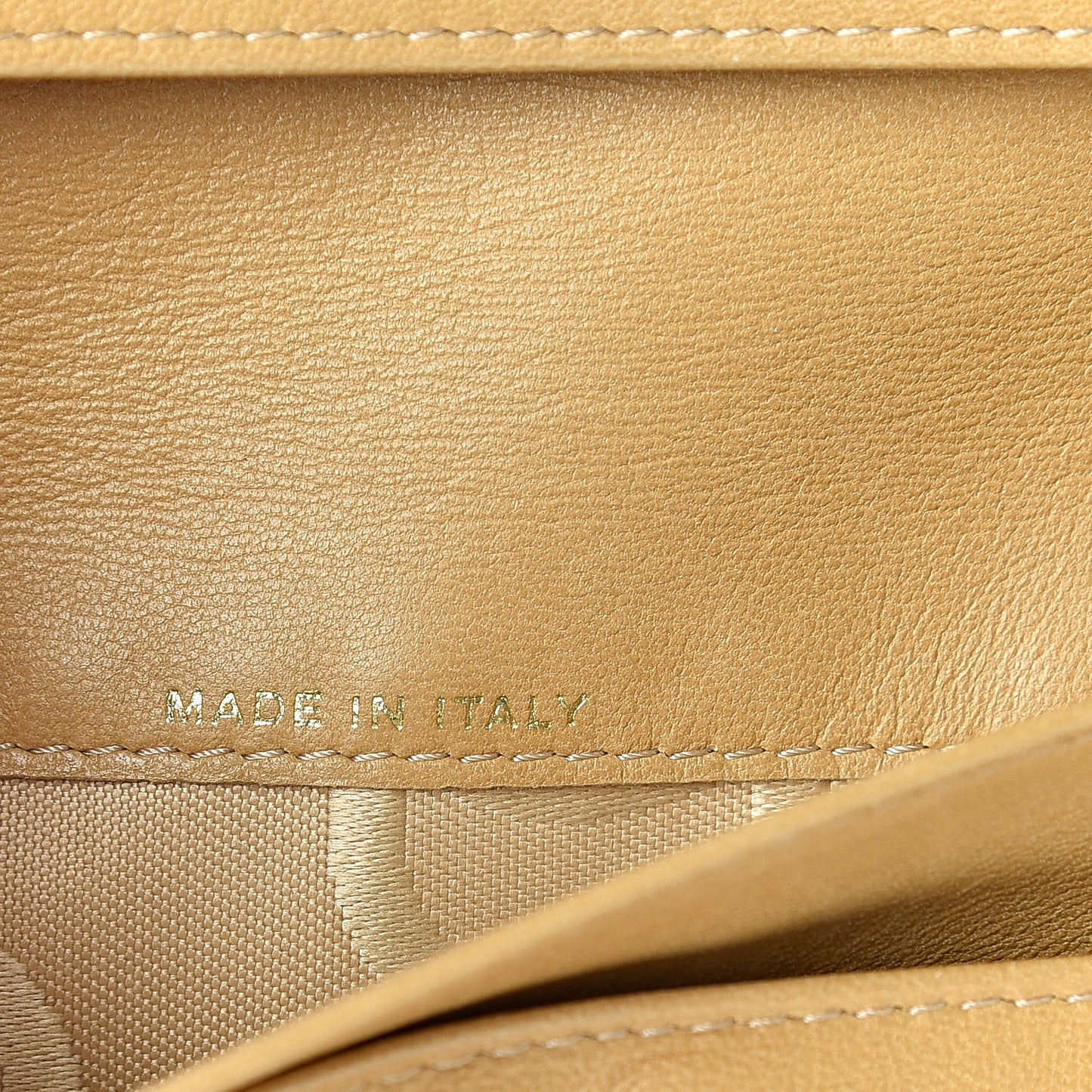 Caviar Timeless CC Yen Wallet Beige Clair