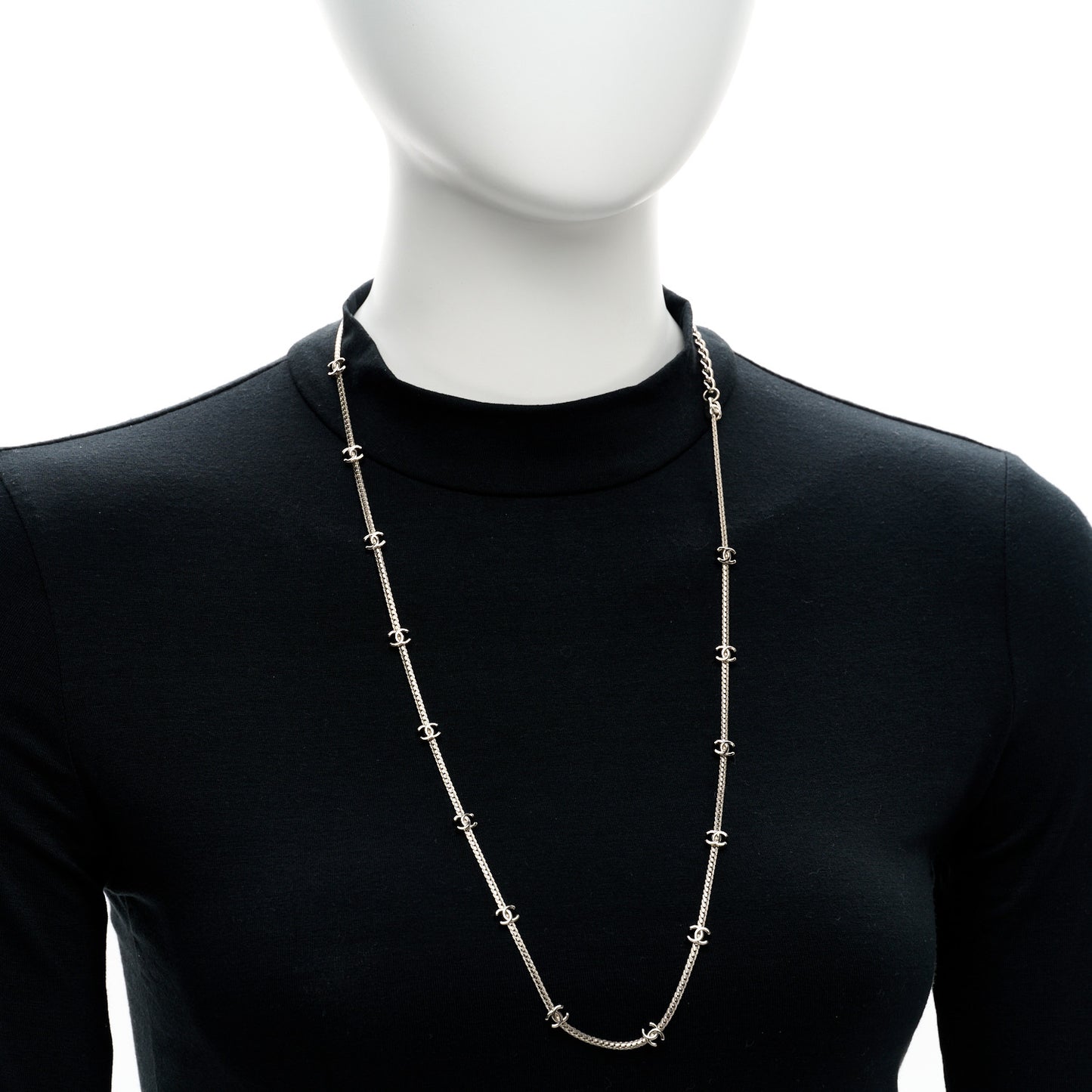 Metal CC Short Chain Necklace Silver