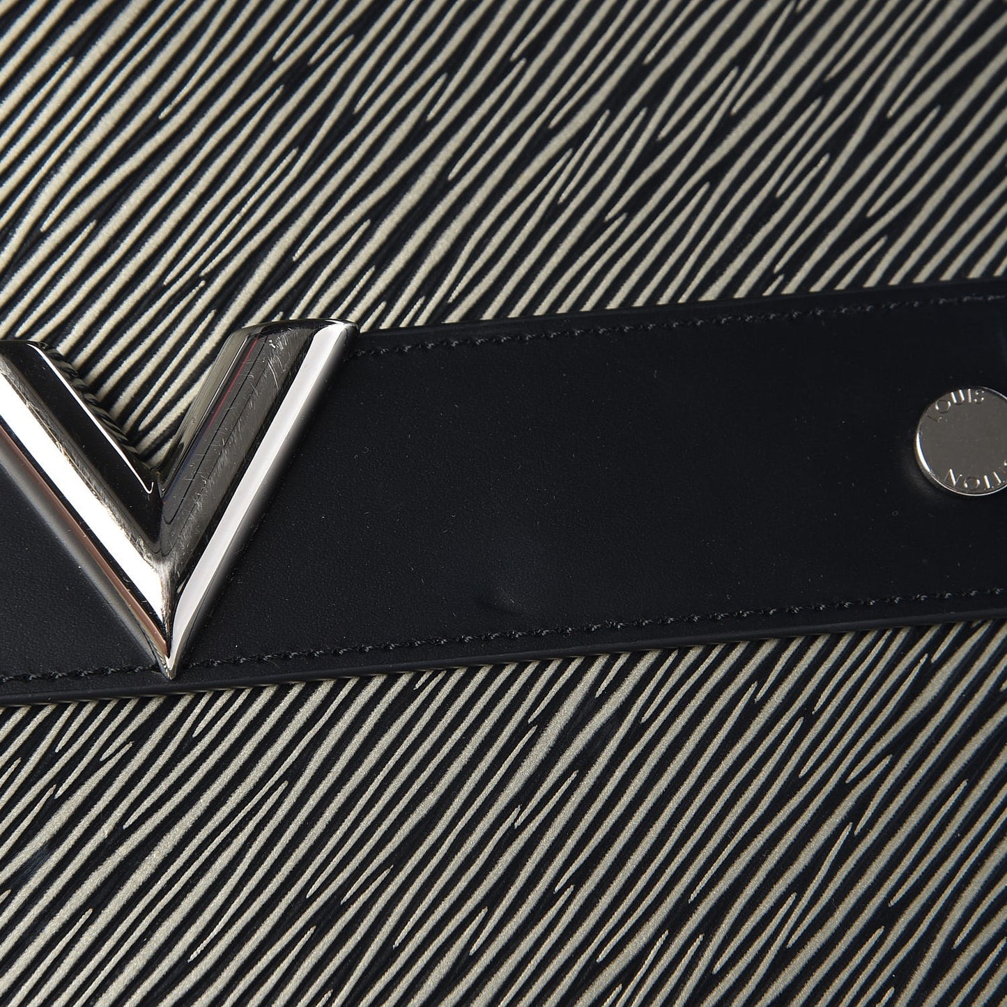 Epi Essential V Pochette Platine