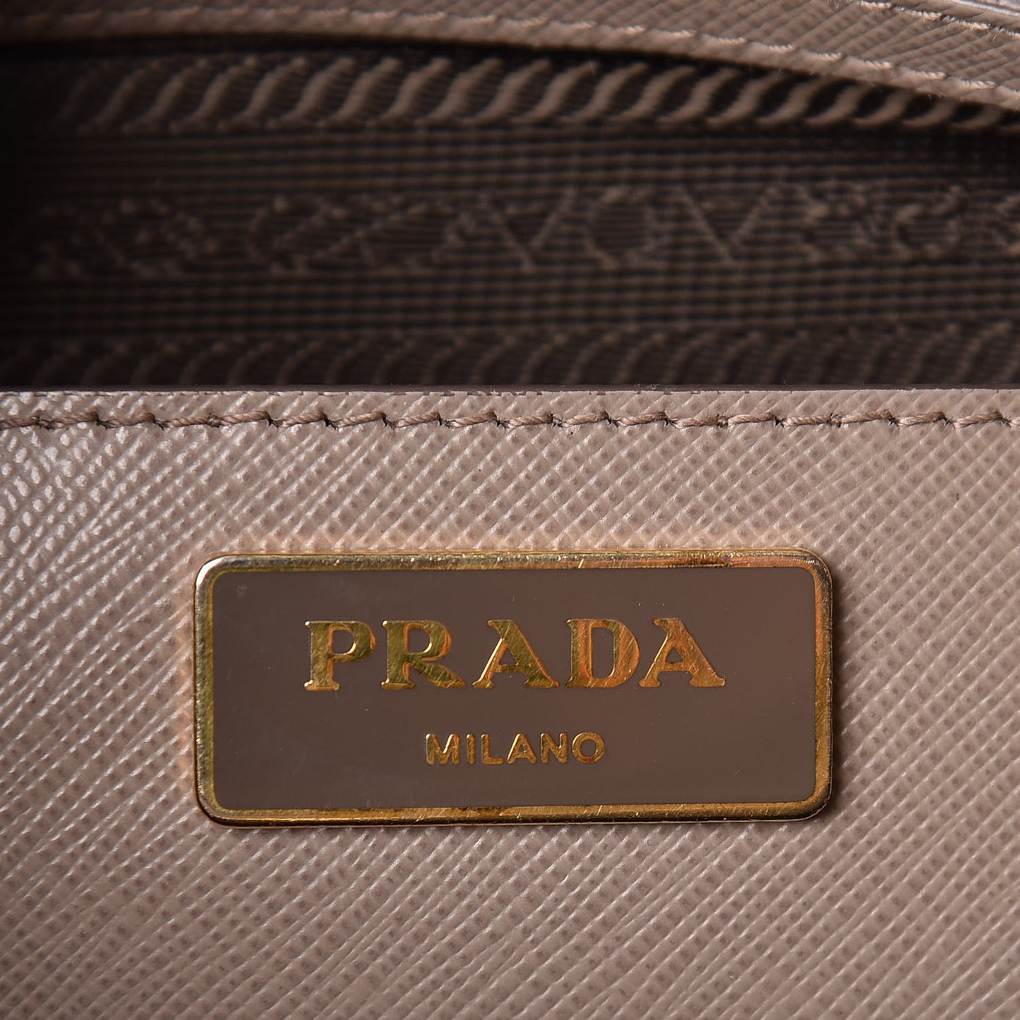 Saffiano Lux Bi-Color Promenade Tote Argilla Pomice
