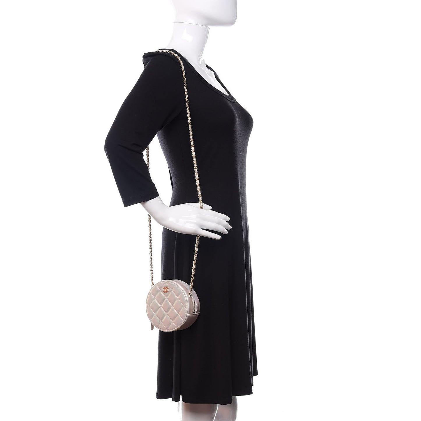 Iridescent Lambskin Quilted Round Clutch With Chain Ivory
